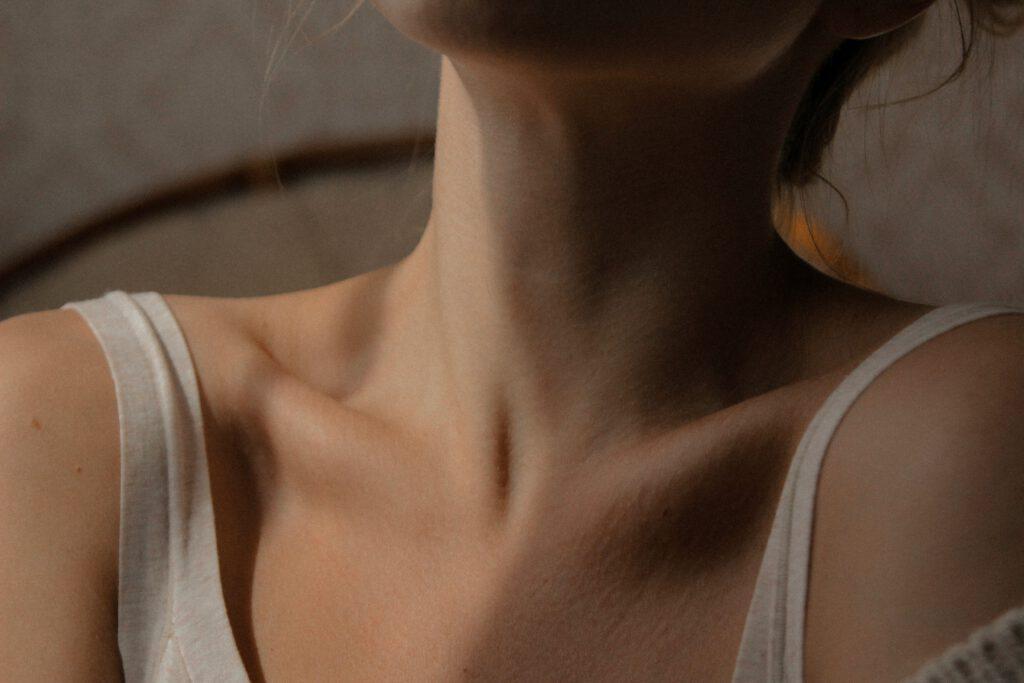 Photo of a woman's neck. Ayurveda can help treat Hashimoto's thyroid disease